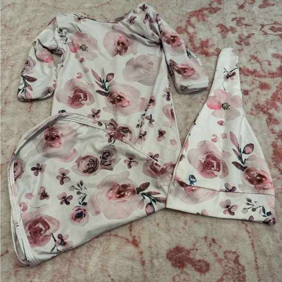 Terriboo Baby Girl (0-3 months) Long Sleeve Knotted gowns with matching hat x4 - Picture 8 of 11